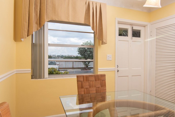 Imagen de la habitación del Hotel Palm Beach Waterfront Suites. Foto 10