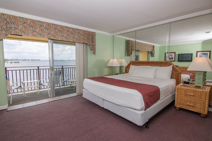 Imagen de la habitación del Hotel Palm Beach Waterfront Suites. Foto 11