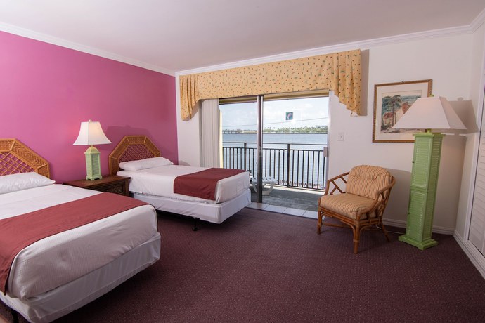 Imagen de la habitación del Hotel Palm Beach Waterfront Suites. Foto 12