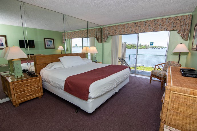 Imagen de la habitación del Hotel Palm Beach Waterfront Suites. Foto 15