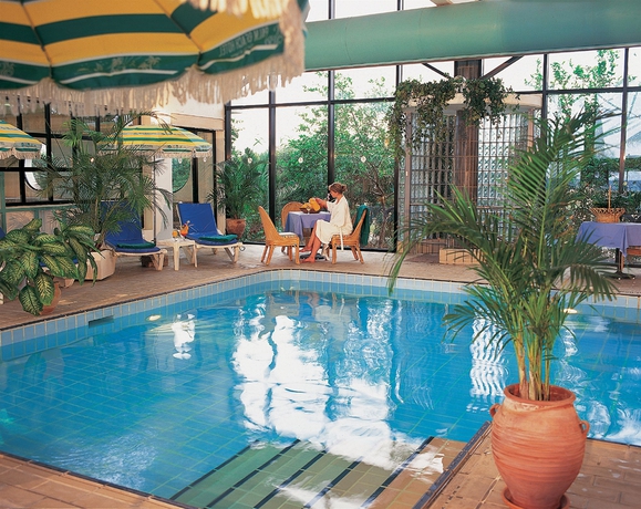 Imagen de la piscina del Hotel Palm Beach and Bungalows. Foto 14