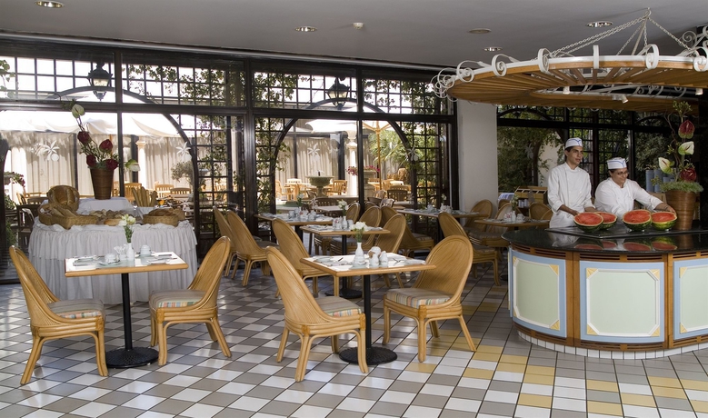 Imagen del bar/restaurante del Hotel Palm Beach and Bungalows. Foto 4