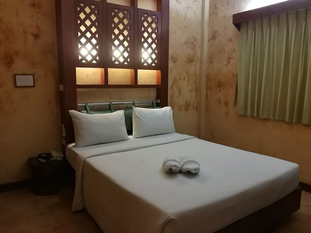 Imagen de la habitación del Hotel Palm Chalet Resort. Foto 18