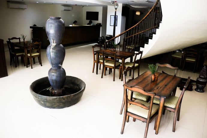 Imagen de los interiores del Hotel Palm Grass. Foto 13