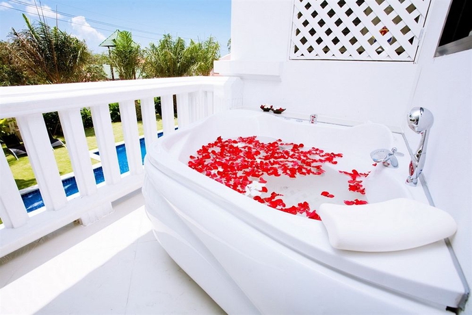 Imagen de la habitación del Hotel Palm Grove Resort. Foto 4