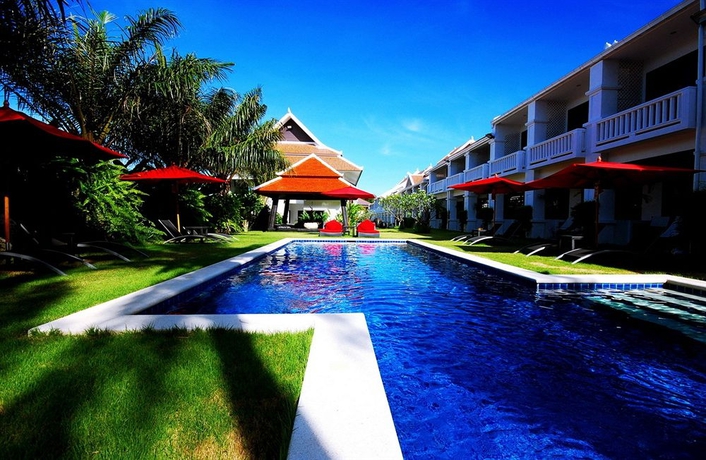 Imagen de la piscina del Hotel Palm Grove Resort. Foto 16