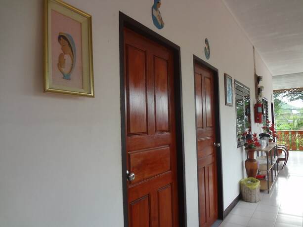 Imagen general del Hotel Palm House white building. Foto 3
