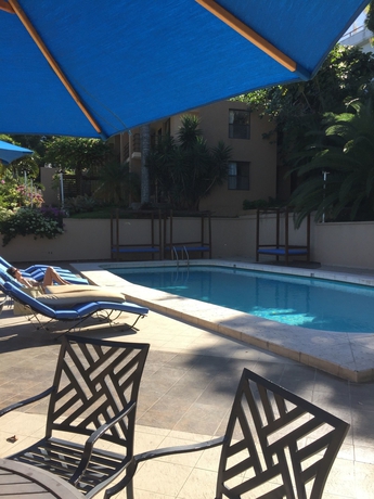 Imagen de la piscina del Hotel Palm Residence. Foto 16