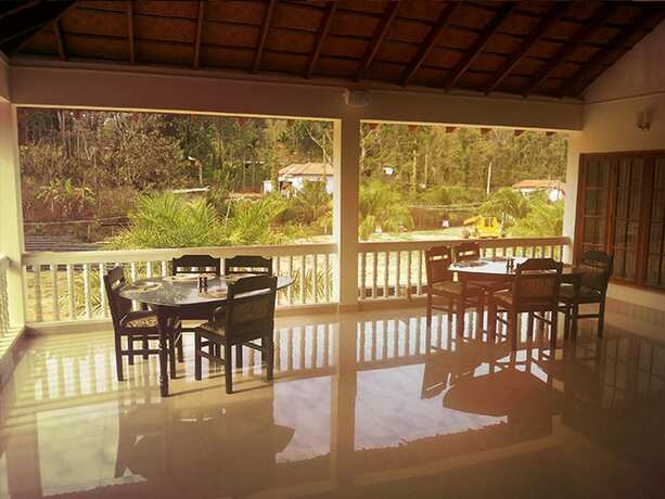 Imagen del bar/restaurante del Hotel Palm Valley Resort. Foto 10