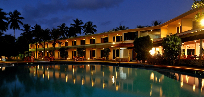 Imagen de la piscina del Hotel Palm Village, Wattala. Foto 10