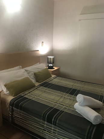 Imagen de la habitación del Hotel Palm Villas Resort. Foto 2