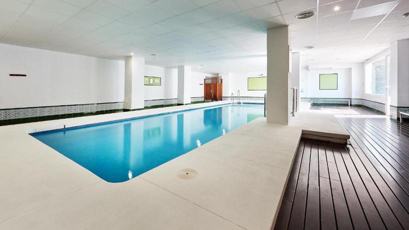 Imagen de la piscina del Hotel Palmasol, Benalm&aacute;dena. Foto 25