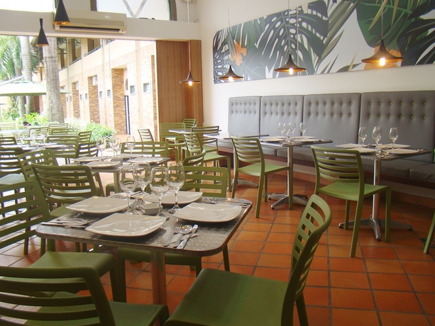 Imagen del bar/restaurante del Hotel Palmera Real. Foto 6