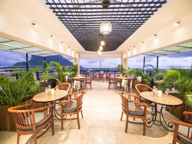 Imagen del bar/restaurante del Hotel Palms, Quatre Bornes. Foto 2