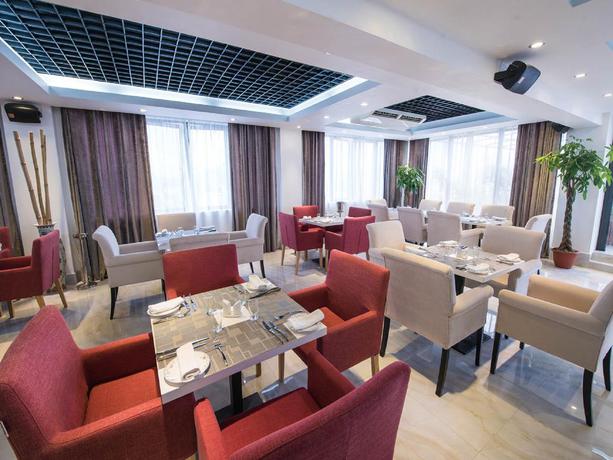 Imagen del bar/restaurante del Hotel Palms, Quatre Bornes. Foto 3