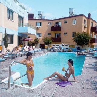 Imagen de la piscina del Hotel Paloma Apartments. Foto 5
