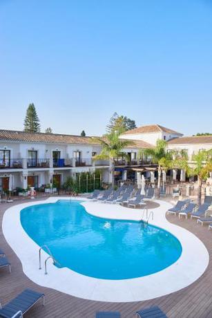 Imagen de la piscina del Hotel Paloma Blanca Boutique Puerto Banus. Foto 8