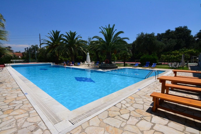 Imagen de la piscina del Hotel Paloma Blanca. Foto 12