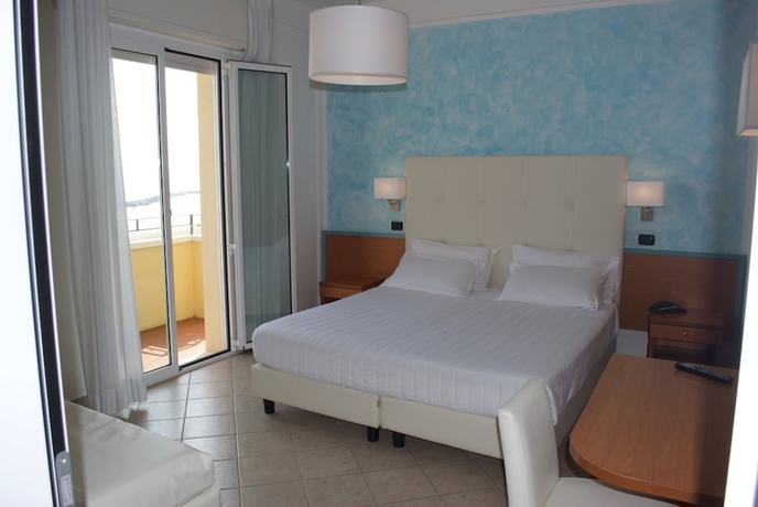 Imagen de la habitación del Hotel Palos. Foto 11