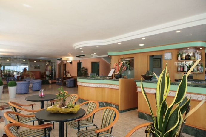 Imagen del bar/restaurante del Hotel Palos. Foto 2