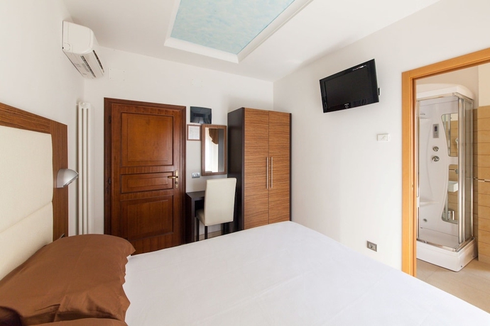 Imagen de la habitación del Hotel Palos. Foto 13