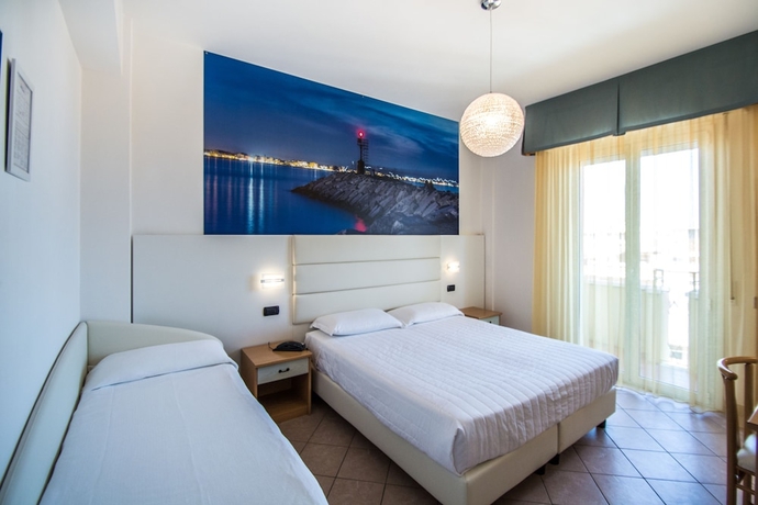 Imagen de la habitación del Hotel Palos. Foto 17