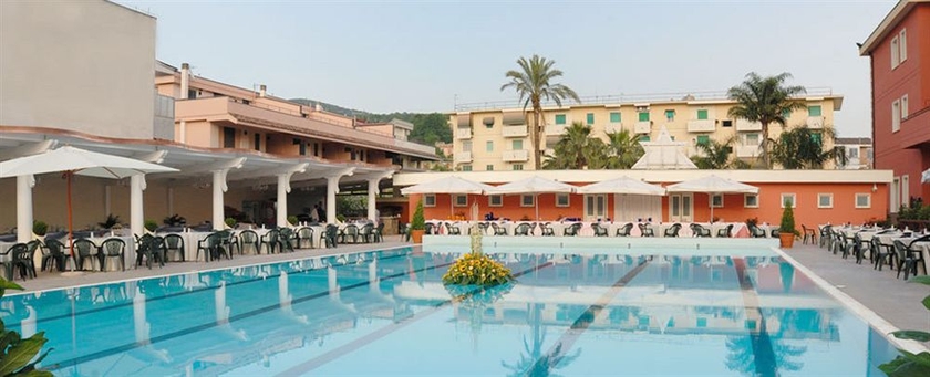 Imagen de la piscina del Hotel Pamaran. Foto 8