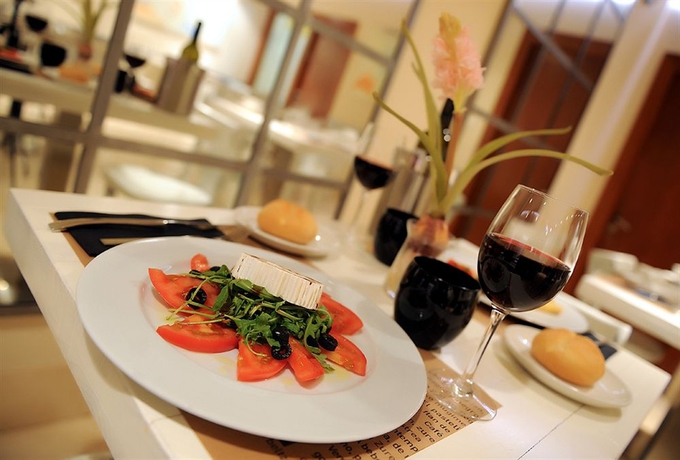 Imagen del bar/restaurante del Hotel Pamplona Plaza. Foto 6