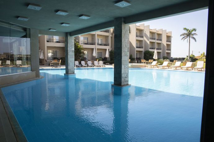 Imagen de la piscina del Hotel Panacea Suites. Foto 19