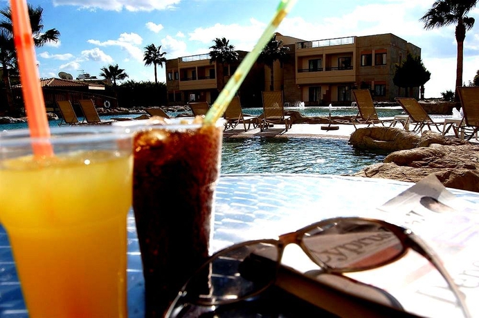 Imagen de la piscina del Hotel Panareti Coral Bay. Foto 9