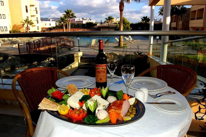 Imagen del bar/restaurante del Hotel Panareti Coral Bay. Foto 5