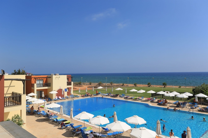 Imagen de la piscina del Hotel Panas Holiday Village. Foto 14