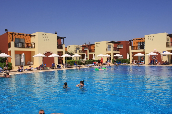 Imagen de la piscina del Hotel Panas Holiday Village. Foto 15