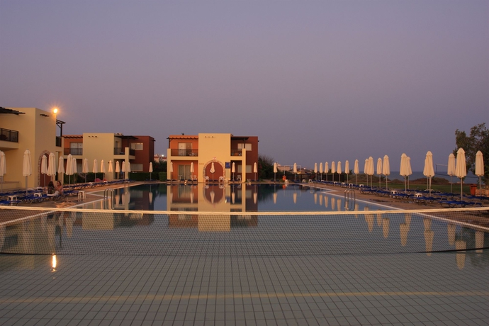 Imagen de la piscina del Hotel Panas Holiday Village. Foto 16