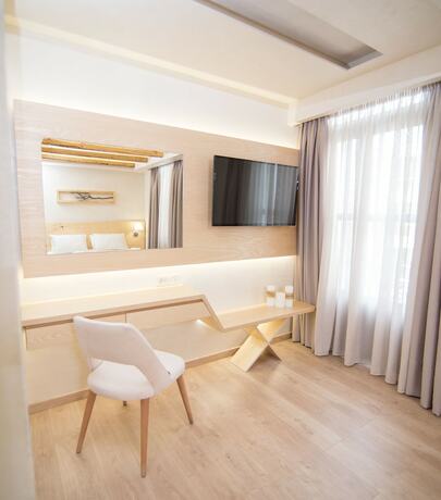 Imagen de la habitación del Hotel Panellinion Luxury Rooms. Foto 15