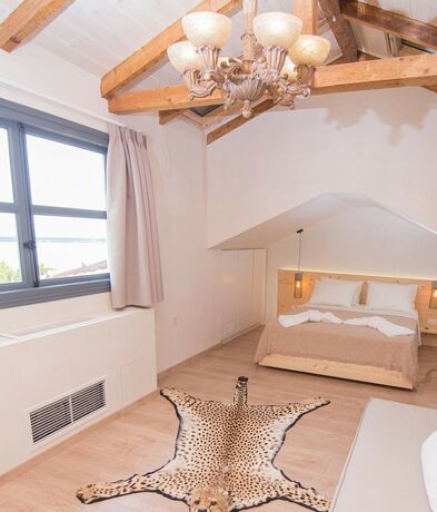 Imagen de la habitación del Hotel Panellinion Luxury Rooms. Foto 17