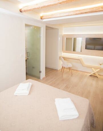 Imagen de la habitación del Hotel Panellinion Luxury Rooms. Foto 18