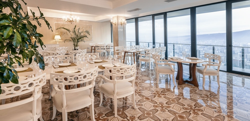 Imagen del bar/restaurante del Hotel Panorama Lisi Grand. Foto 4