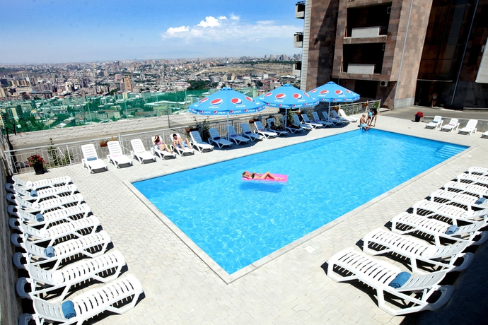 Imagen de la piscina del Hotel Panorama Resort, Erev&aacute;n. Foto 14