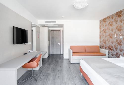 Imagen de la habitación del Hotel Panoramic Benacus. Foto 16