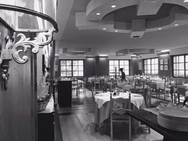 Imagen del bar/restaurante del Hotel Panoramique, Mongnod. Foto 5
