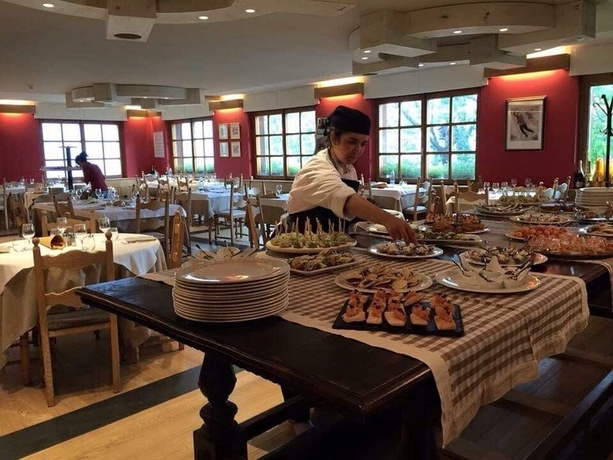 Imagen del bar/restaurante del Hotel Panoramique, Mongnod. Foto 6