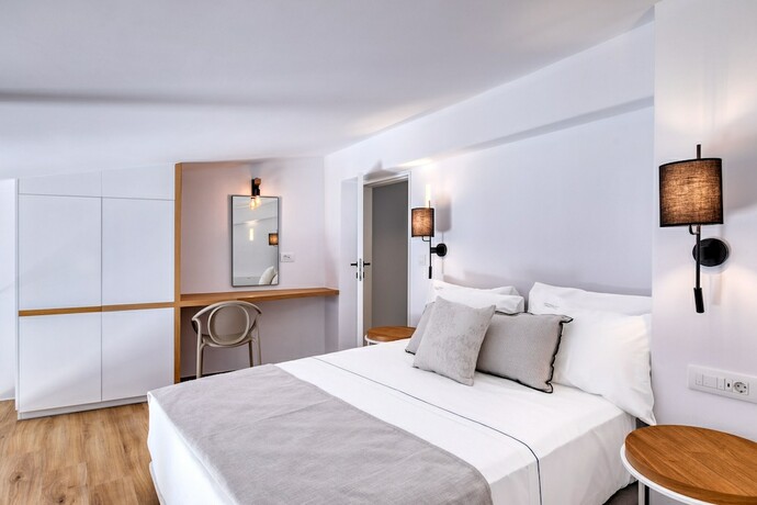 Imagen de la habitación del Hotel Panormos Bay Suites. Foto 13