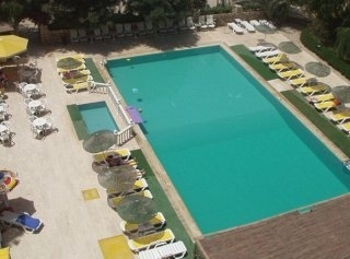 Imagen de la piscina del Hotel Panormos. Foto 9