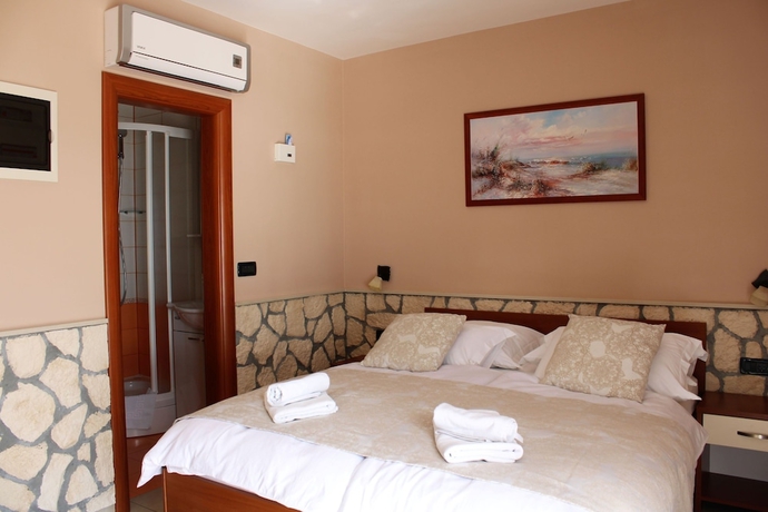 Imagen de la habitación del Hotel Pansion Dalmacija. Foto 13