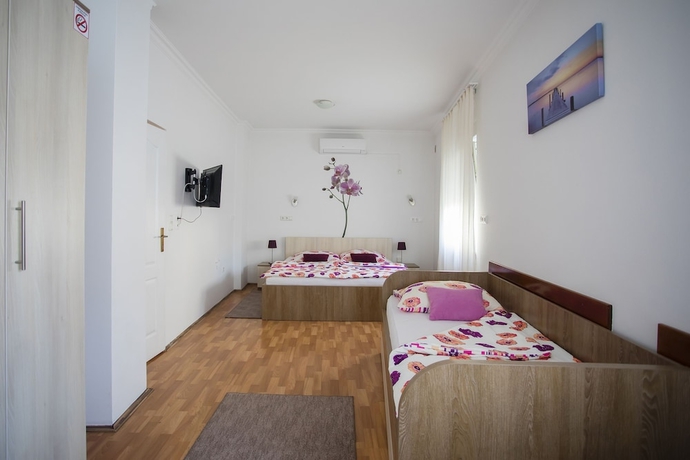 Imagen de la habitación del Hotel Pansion Infinity. Foto 4