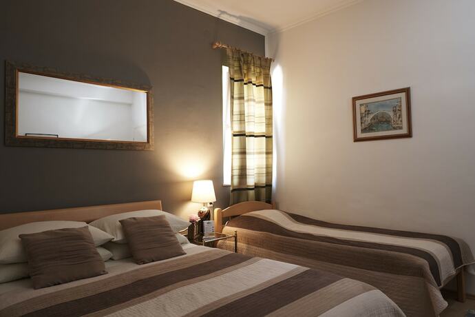 Imagen de la habitación del Hotel Pansion Rose. Foto 16