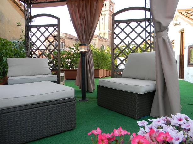 Imagen de los exteriores del Hotel Pantalon. Foto 9