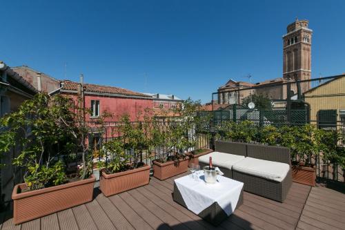 Imagen de los exteriores del Hotel Pantalon. Foto 18
