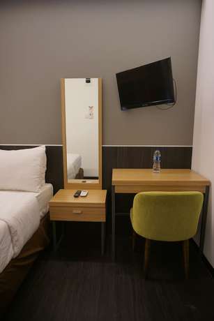Imagen de la habitación del Hotel Pantes Simpang lima Semarang. Foto 4